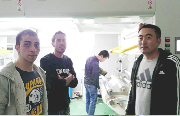 沧州华良包装公司老总与国际友人车间实地合影